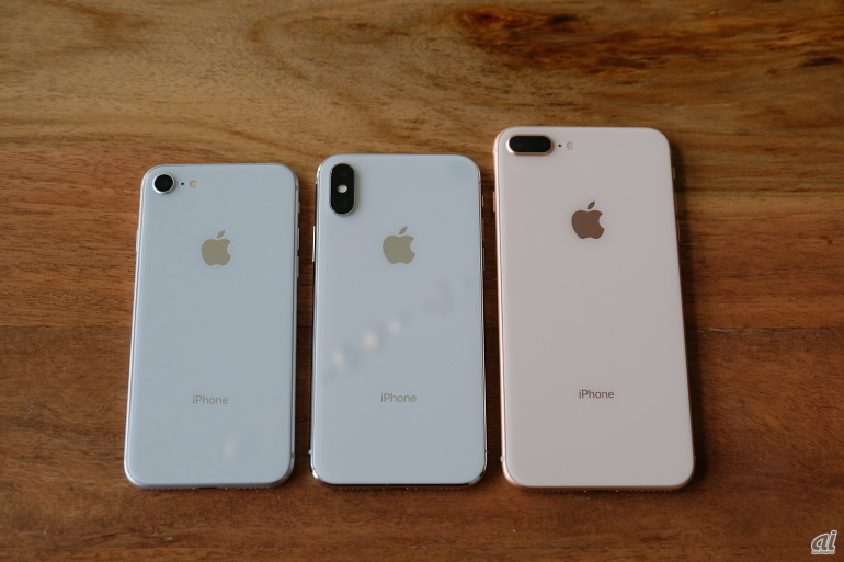 左から、iPhone 8シルバー、iPhone Xシルバー、iPhone 8 Plusゴールドの各モデル。iPhone 8とiPhone Xのシルバーは、同じ色名ながら、背面の色が微妙に異なることに気づく